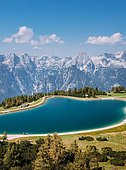 Der Schafkogelsee auf der Höss in Hinterstoder aus der Vogelperspektive. Ebenso zu sehen ist das Panorama des Toten Gebirges, mit der Spitzmauer, dem Brotfall, dem Großen Priel und weiteren Gipfeln.